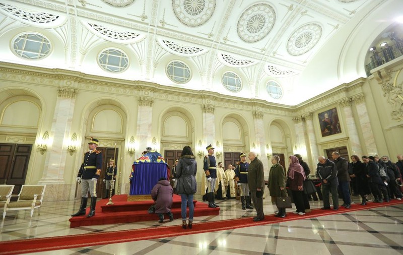 FOTO/ Mesajul trist lăsat de un român lângă sicriul Regelui Mihai. Cuvintele emoționante au atras atenția tuturor