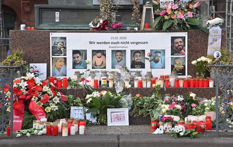 Svastici desenate pe pozele victimelor din atacul rasist de la Hanau, în care a fost ucis și un român. Poliția îi caută pe cei care au vandalizate două memoriale