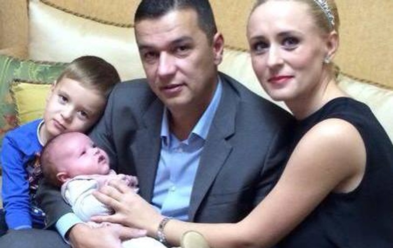 Premierul Grindeanu spune că i-a fost greu să găsească vaccinuri pentru cei doi copii