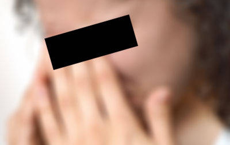 Asistentă maternală arestată deoarece a ţinut cei doi copii pe care îi avea în grijă cu capul în toaletă şi în cadă 