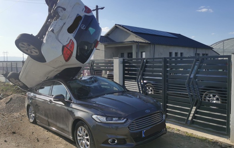 Accident spectaculos, cu doi răniți ușor, în Vrancea: „Lăsați-le așa, ca monument istoric la intrarea în comună”