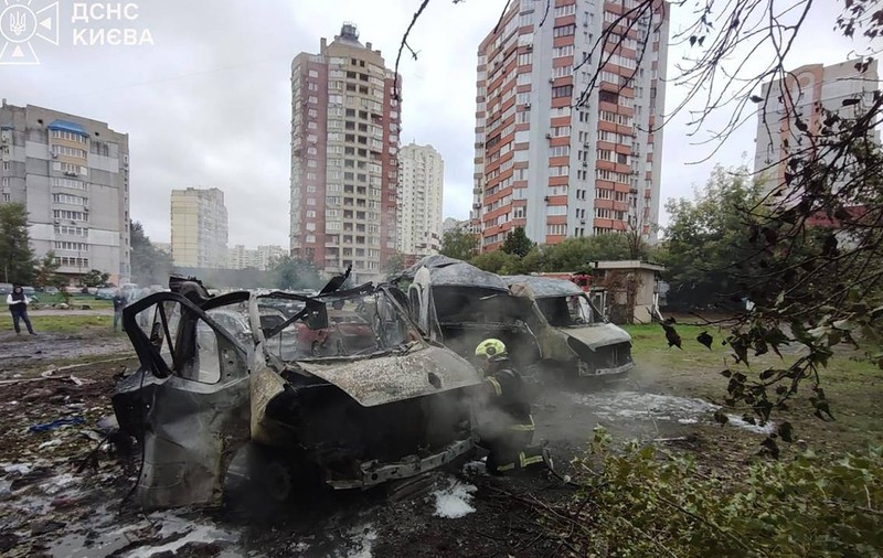 Kiev. Mașini incendiate după ce au fost lovite de drone rusești Sursa foto: Profimedia