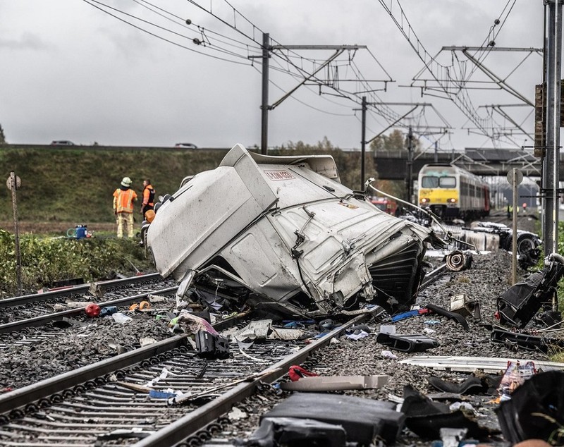 Momentul în care un camion este spulberat de un tren care s-a oprit după 350 de metri, în Belgia: „Arăta ca după bombardament”