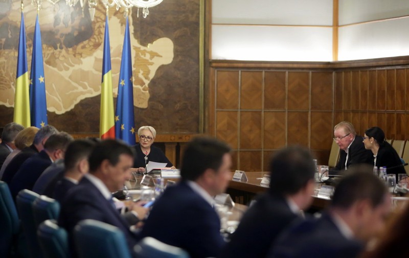 UPDATE | Codul Administrativ, din nou în Guvern. Nelu Barbu: "S-a dat dreptul autorităţilor publice locale de a decide utilizarea limbii minorităţilor"