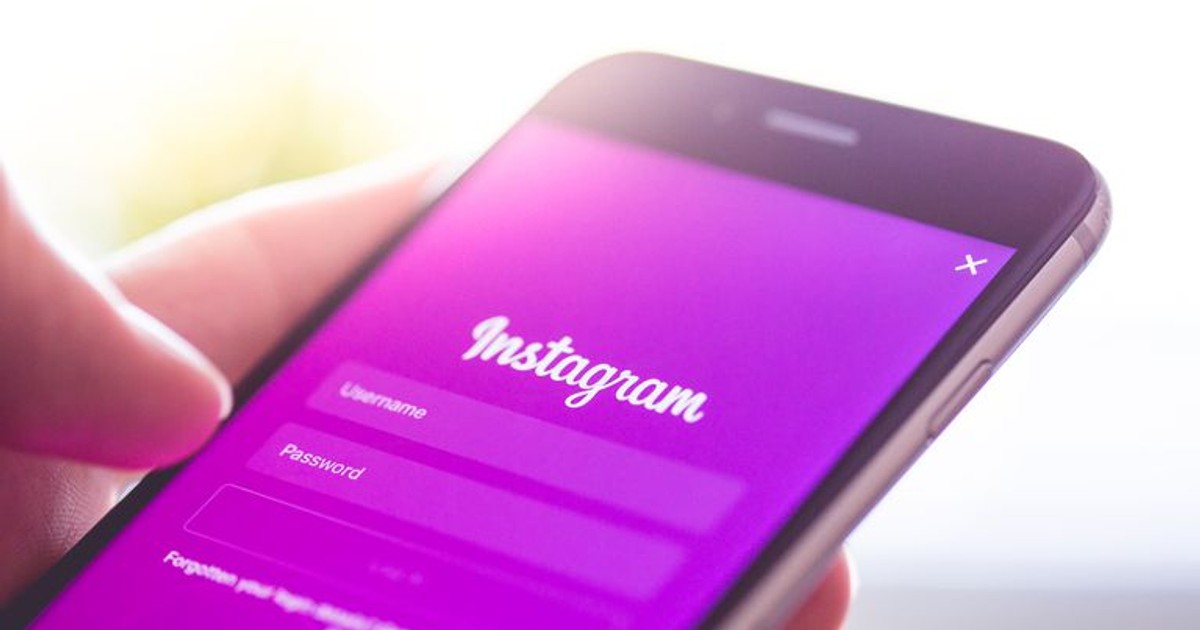 O mamă din Indonezia a încercat să-şi vândă copilul pe Instagram. Telefon mobil, ținut de o persoană în mână, fiind conectat la Instagram