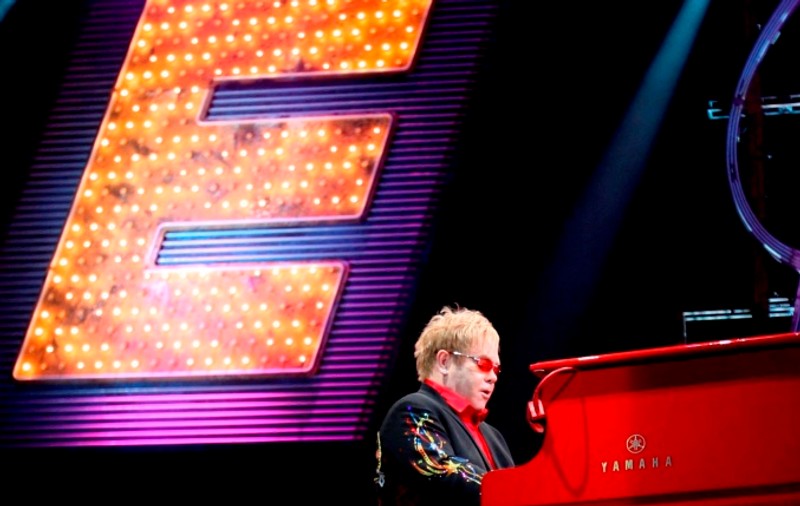 Elton John e încă pe patul de spital, dar vrea pe scenă