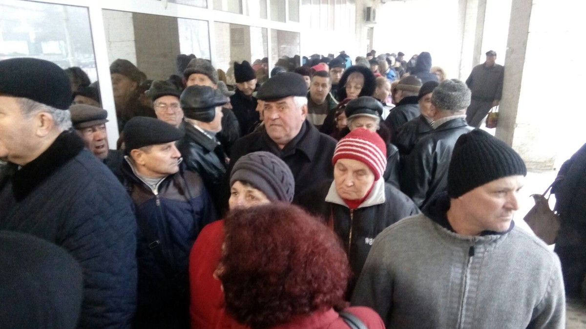 Înghesuială, îmbrânceli și ghionturi la Galați, pentru plata impozitelor în prima zi de deschidere a ghișeelor