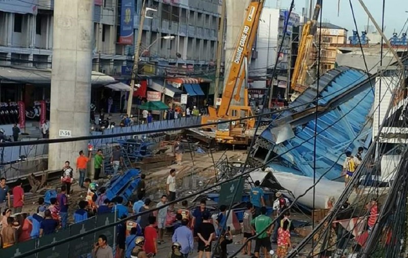 O platformă metalică masivă a unei autostrăzi suspendate în construcţie s-a prăbușit, un mort și opt răniți, în Thailanda