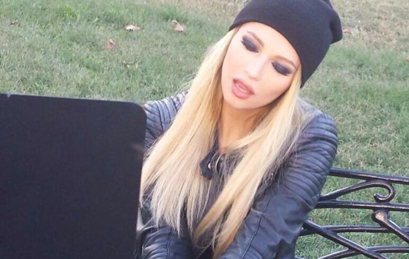 LORA, NERVOASĂ PE FACEBOOK, după ce un fan a sfătuit-o să nu DIVORŢEZE: "Dar trăieşti tu ÎN VIAŢA MEA?"