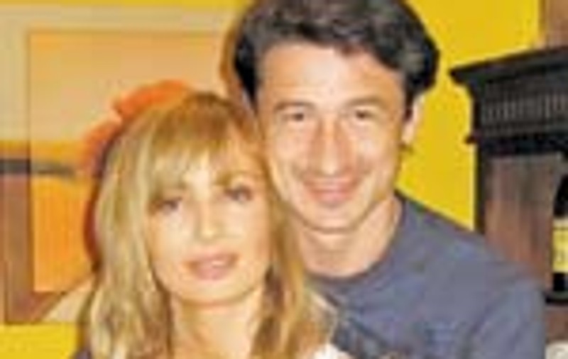 Daniela Gy?rfi ii prepara iubitului ei salate si aripioare de pui cu piure