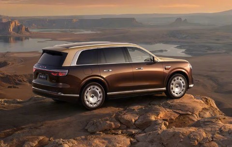 Chinezii se calcă în picioare pentru un SUV lansat de Huawei la 63.000 de euro. Modelul a primit 50.000 de precomenzi