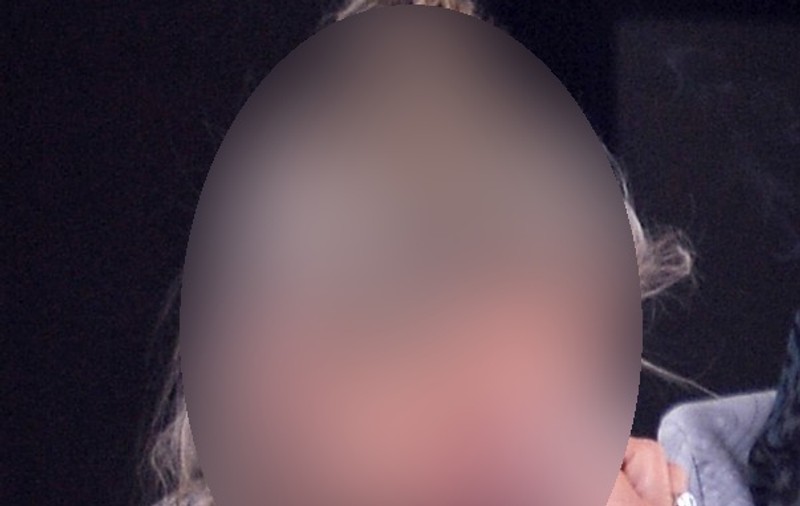Nu ai fi vrut să vezi imaginile astea! Are 55 de ani, pe COVORUL ROȘU arată IMPECABIL, însă fără MACHIAJ nu pare altceva decât o BUNICUȚĂ! Uite dovada! FOTO