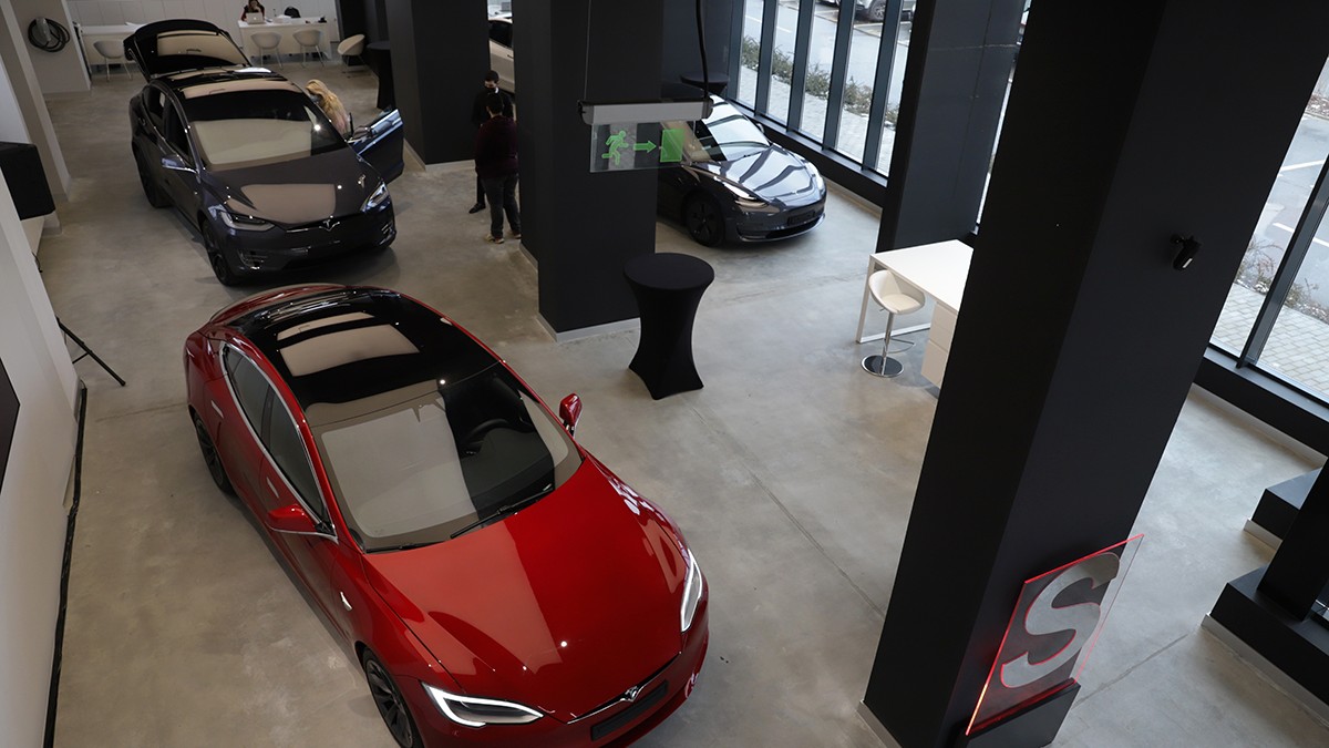 Primul showroom cu mașini Tesla, deschis oficial în București. Nu este reprezentanță oficială, ci o firmă de leasing. Showroom Tesla din Pipera
