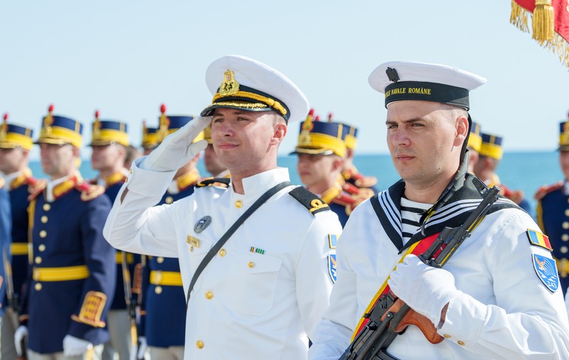 Trei persoane, printre care și un copil, au leșinat din cauza căldurii la Constanța, la Ziua Marinei