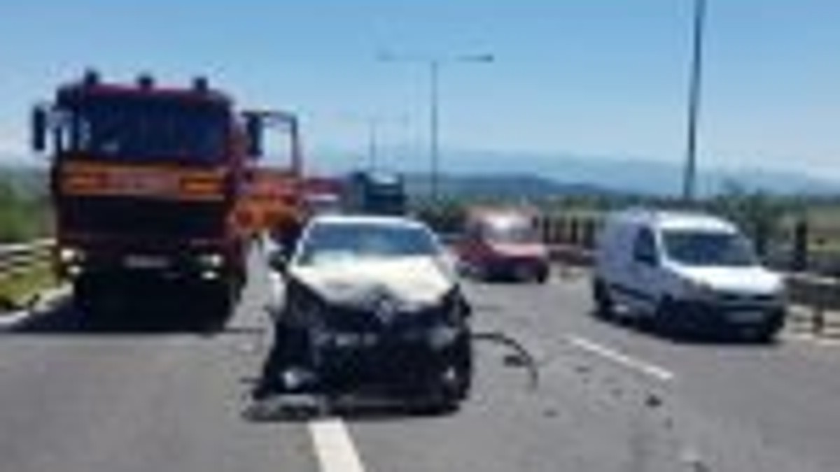 Șase răniți, după ce trei mașini s-au ciocnit pe autostrada A1 pe sensul Sibiu - Sebeș