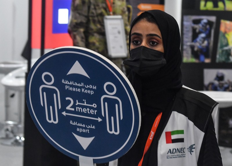 O femeie din Abu Dhabi, capitala Emiratelor, purtând mască de protecție | Foto: Hepta