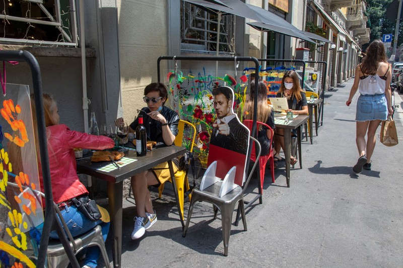 Respectarea regulilor de distanțare la terasele, restaurantele și cafenelele din Italia FOTO: HEPTA