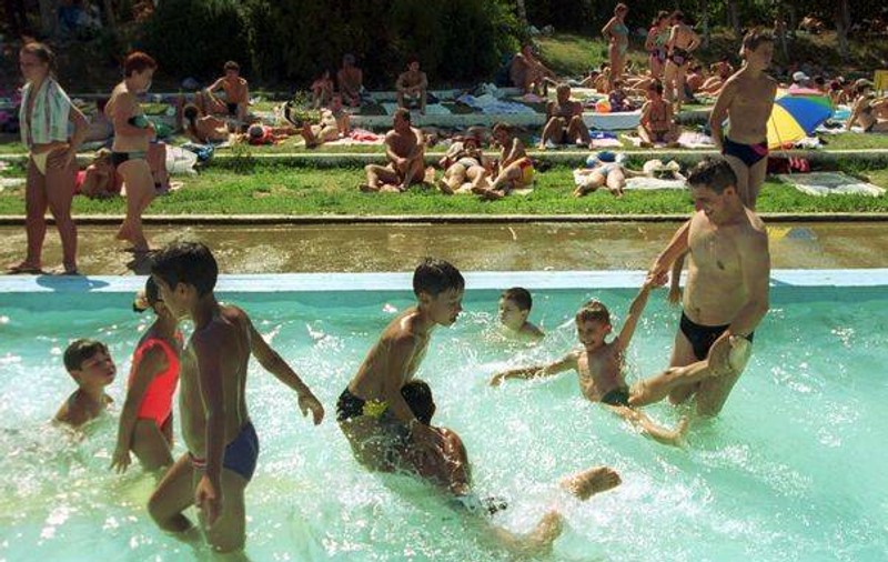Vă place să mergeţi la piscină? Iată pericolele care vă pândesc!