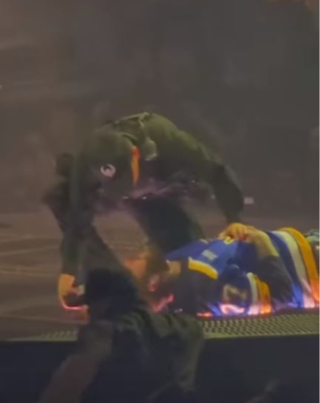 Post Malone a căzut pe scenă în timpul unui concert. Artistul a avut nevoie de intervenția medicilor