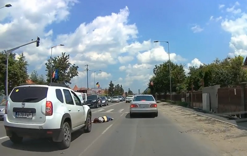 VIDEO | Accident mai puțin obișnuit în Cluj. O femeie a dat peste o mașină și s-a rănit!