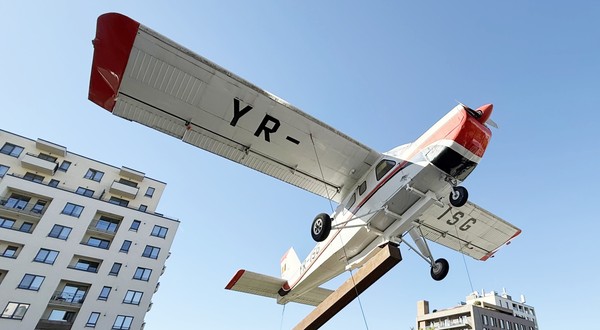 Avionul din 1971 care a „aterizat” în cel mai scump cartier din Brașov
