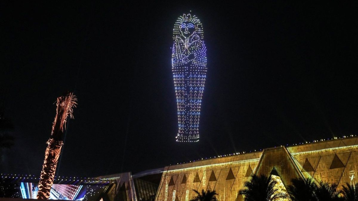 O vedere a Marelui Muzeu Egiptean, construit lângă Piramidele din Giza, în timpul ceremoniei de deschidere din 1 noiembrie 2025 la Cairo, Egipt. Muzeul, care este în construcție de mai bine de două decenii și este cel mai mare muzeu arheologic din lume, va permite vizitatorilor să vadă comoara completă a faraonului Tutankhamon într-un singur loc.