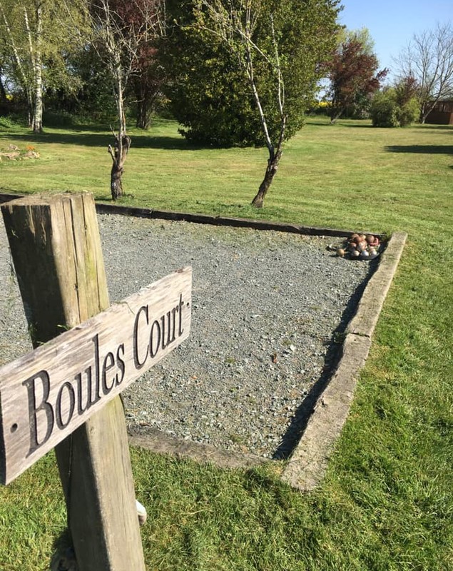 După ce au fost concediați, soții britanici și-au vândut casa din Manchester și au cumpărat un cătun în Franța, pe care l-au transformat în sat de vacanță