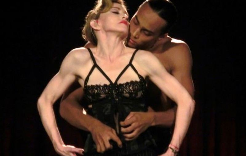 Madonna, dezbrăcată pe scenă de un tinerel, în Israel | FOTO
