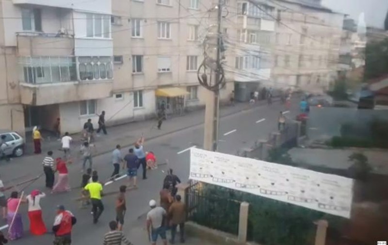 UPDATE. Bătaie cu bâte și topoare la Târgu Neamț. Două clanuri de rromi s-au răfuit în plină stradă |VIDEO