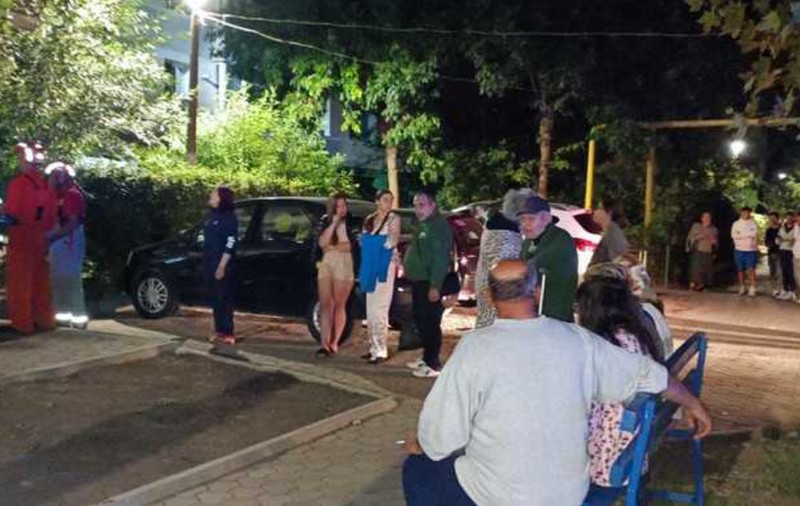 Peste 100 de oameni, evacuați dintr-un bloc din Bârlad după un incendiu violent la mai multe garsoniere. Focul, pus intenţionat
