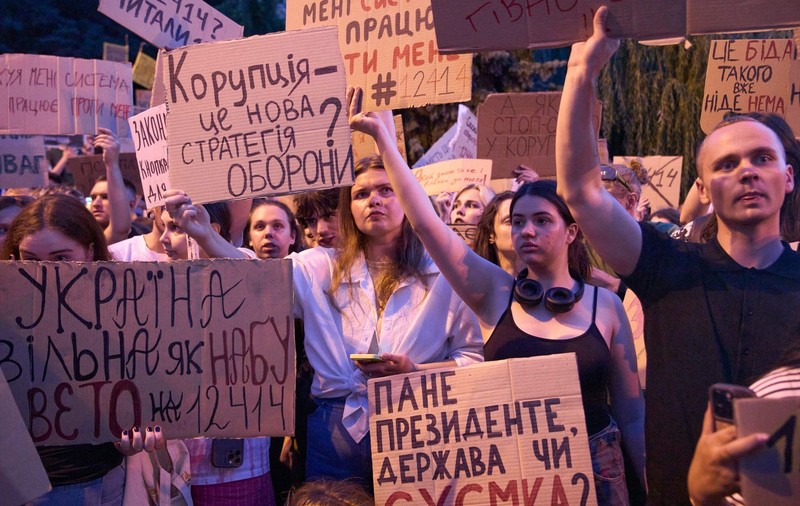 Încrederea ucrainenilor în Zelenski a scăzut la 58% după scandalul agențiilor anticorupție