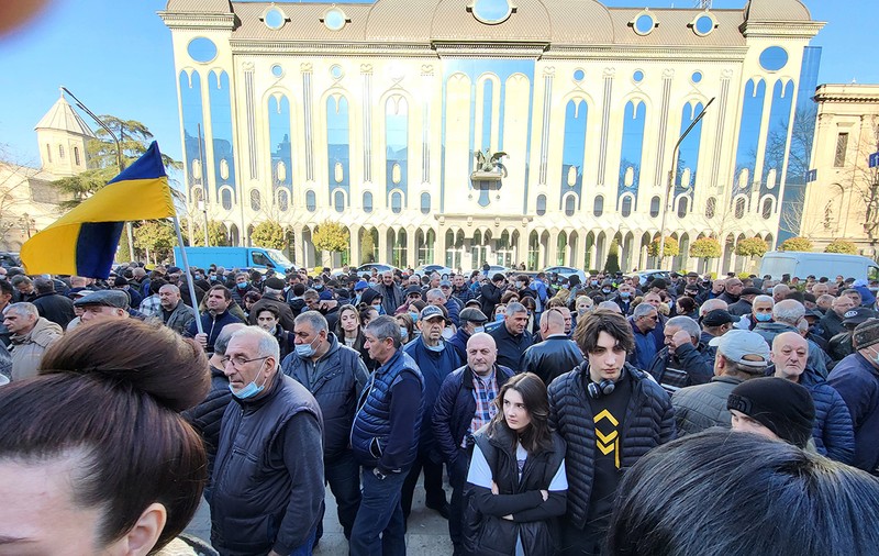 Corespondență din Georgia. Uneori, cei mai îndârjiți apărători ai libertății sunt cei care nu s-au bucurat de ea: demonstrație pro Ucraina și pro UE la Tbilisi