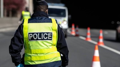 un politist francez verifica circulatie autostrada franta