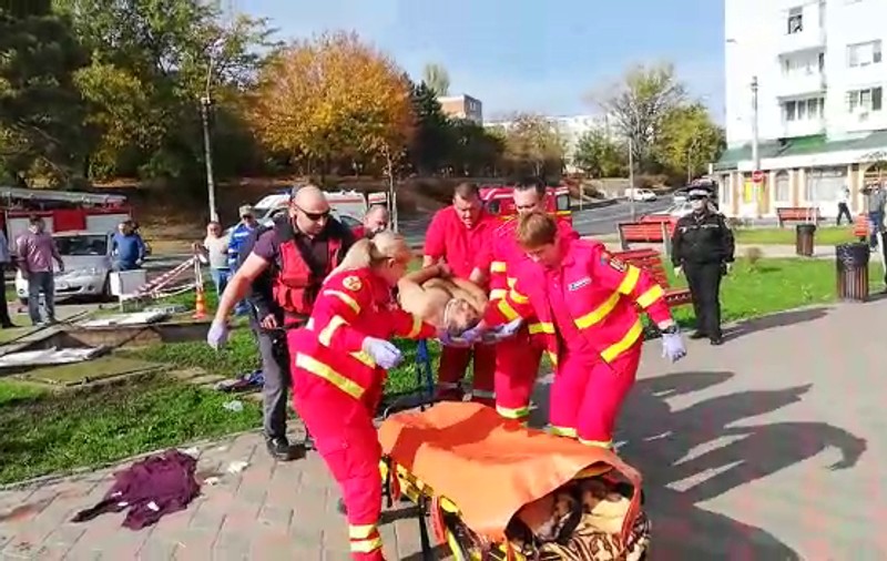 VIDEO&FOTO/Doi muncitori de la Apă Canal Galați au căzut într-un canal. Cei doi leșinaseră din cauza fermentației apelor uzate