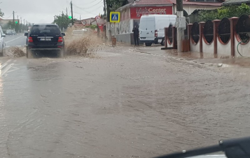 Rupere de nori pe litoral între Costinești și Tuzla. Subsolul unui hotel din stațiunea de tineret a fost inundat/ FOTO