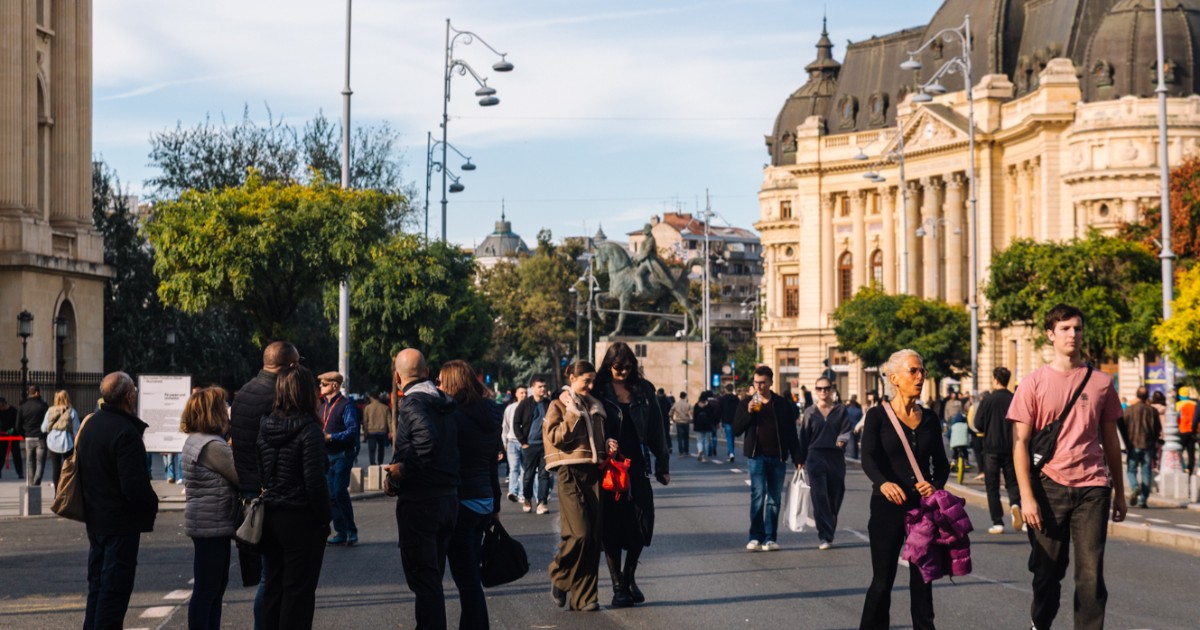Oameni care se plimbă pe o șosea pietonală