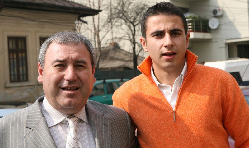 Alin Cocoș, dreapta, ține aproape de tatăl său FOTO: ziuanews.ro