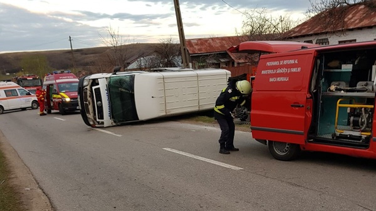 Accident grav în Olt între un autoturism și un microbuz. Patru oameni au fost răniți