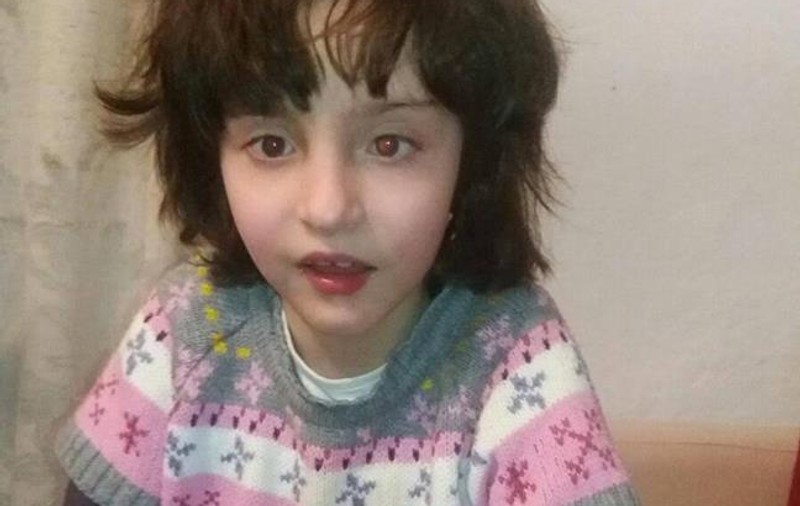 La 8 ani rostește un singur cuvânt. Un transplant de celule stem ar putea să o ajute pe Iuliana să facă progrese uriașe