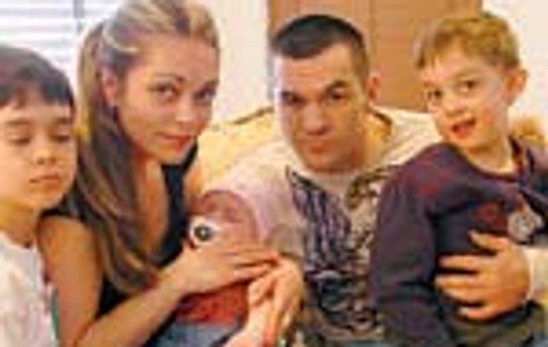 Doroftei ii daruieste sotiei o caseta video cu familia lor