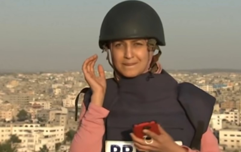 Reacția unei jurnaliste din Gaza care transmitea live în timp ce clădirea de lângă ea era bombardată