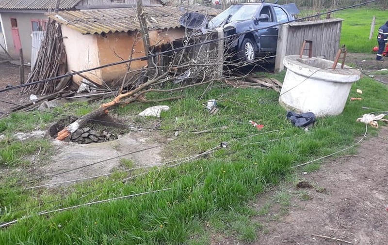 Un șofer a murit după ce s-a răsturnat cu mașina în curtea unei locuințe, în Botoșani