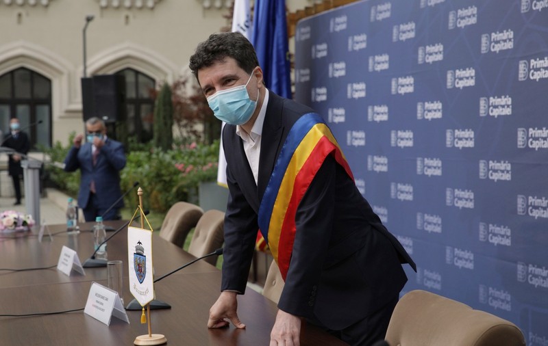 Nicuşor Dan împarte vina pentru lipsa apei calde și a căldurii în București între foștii primari Firea și Oprescu