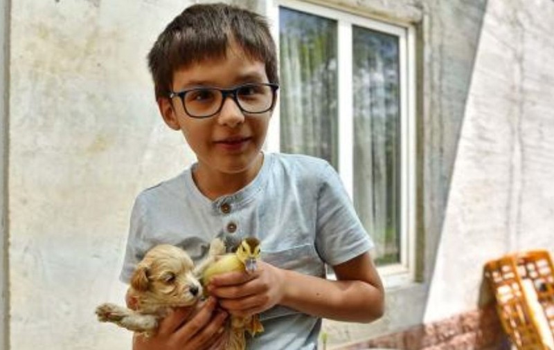 „Copilul de fier” din Bihor a învins moartea. Povestea lui Darius, băiețelul peste care a căzut o poartă de fotbal și care a trăit printr-un miracol