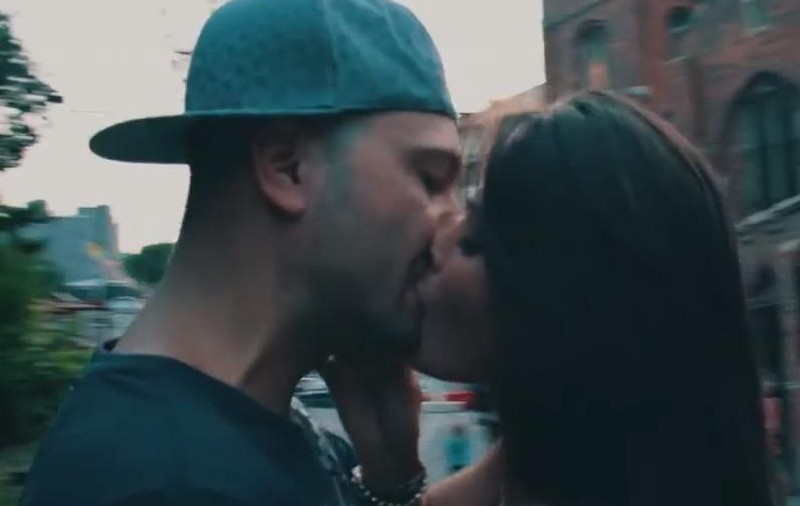 IMAGINI DE INFARCT! În prag de divorţ, Alina Puşcaş SĂRUTĂ UN ALT BĂRBAT! Video