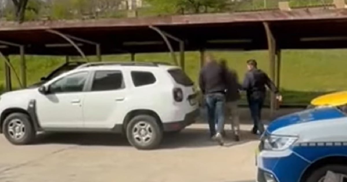 Bărbat reținut de agenți și dus în mașina de poliție