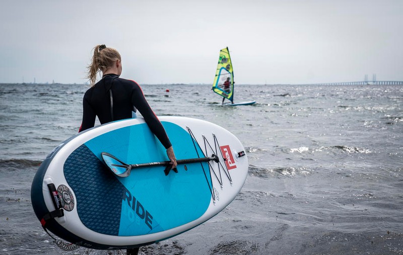 Două tinere care făceau surf îl largul coastelor Irlandei au fost salvate de o familie de pescari, după 15 ore de căutări