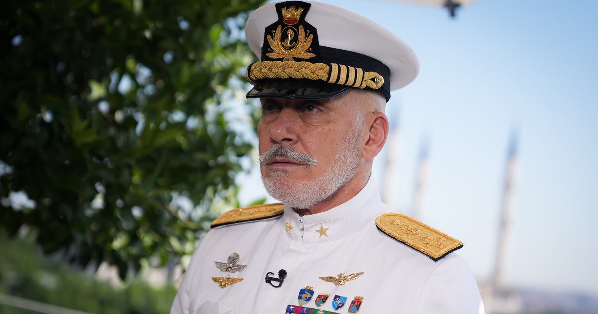 Amiralul Giuseppe Cavo Dragone, șeful Comitetului Militar al NATO, in tinuta alba de amiral, cu multe medalii pe piept