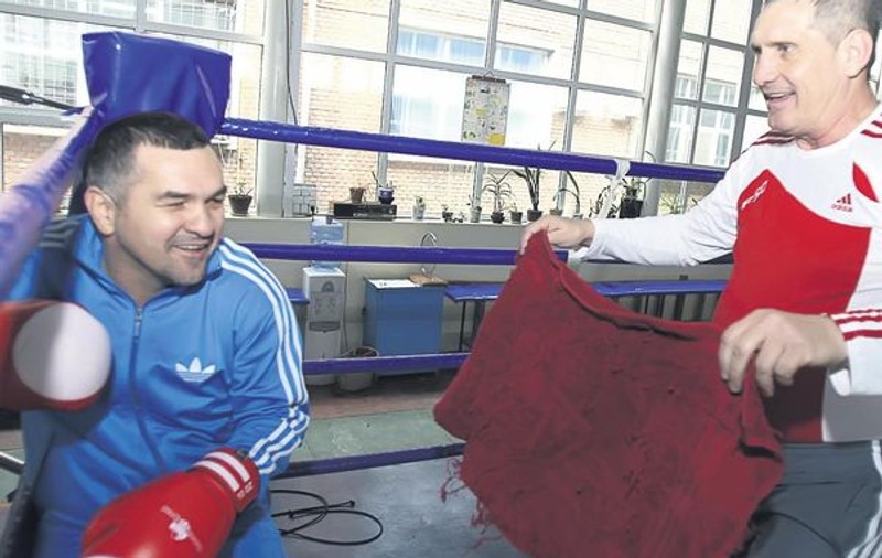 Leonard Doroftei pune în ramă prosopul antrenorului său