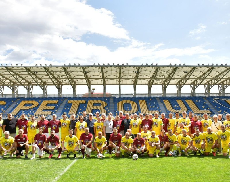 Petrolul și Rapid au încins la Ploiești un meci demonstrativ, reeditare a finalei Cupei României din 1995. Show Budescu, la petrecere